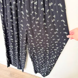 [Justify] Black Puff Sleeve Smocked Floral Print Wide Leg Jumpsuit NWT Sz Large thumbnail 10