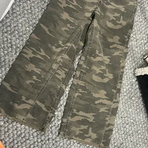 TopShop Moto Camo‎ Straight Leg Pant Size 25 thumbnail 3