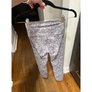 Lululemon Wunder Train High-Rise 25" tights in the Summer Shade Ice Grey‎ size 4 thumbnail 3