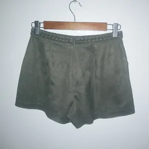 Gianni Bini XS Faux Suede Braided Trim Pocketed Zippered Short Shorts in Olive thumbnail 4