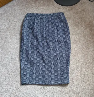 LTD Navy & White Patterned Pencil Skirt. Size 4 thumbnail 8