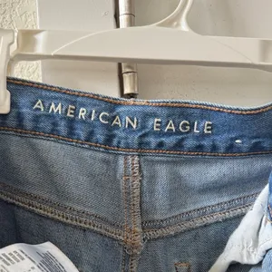 American Eagle Mom Jeans Size 6 Medium Blue Wash Distressed High Rise EUC thumbnail 6