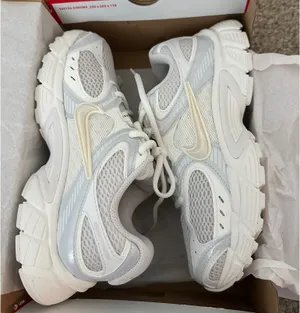 Nike V5 Women’s shoes  thumbnail 2