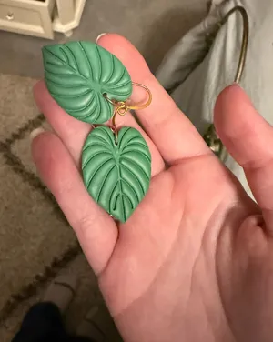 Gold green leaf earings thumbnail 1