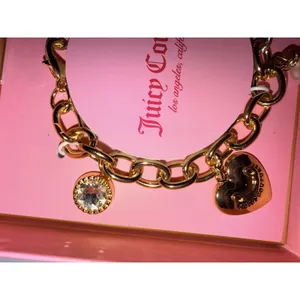 NIB Juicy Couture‎ Goldtone Charm Bracelet Charms Logo Y2K Bow Heart Pearl thumbnail 2