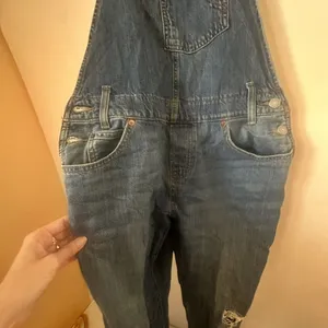 Levis Overalls Womens Small Blue Cotton Denim Bib Straight Leg Distressed Jeans thumbnail 2