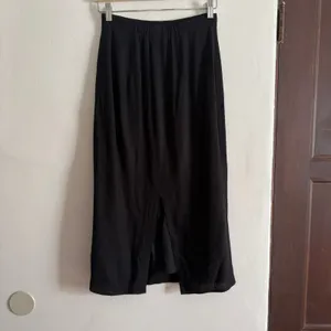 CAARA Anthropologie Black Linen Blend Midi Length Straight Column Skirt XS thumbnail 2