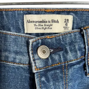Abercrombie & Fitch Women High Rise 90s Straight Jeans dark wash 28-6 30" inseam thumbnail 4