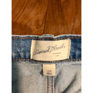 Universal Threads Cutoff Shorts 90s Style‎ Light Wash Raw Hem Size 12/R thumbnail 4