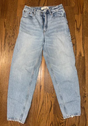 Abercrombie 80s Mom High-Rise Jeans thumbnail 1