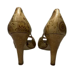 BCBGIRLS Tan Leather Pumps Glam Laser Cut Floral Peep Toe 6 thumbnail 5