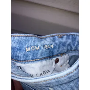 American Eagle Mom‎ Jean Blue Denim Size 10 Regular Jeans Distressed thumbnail 3