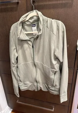Patagonia‎ green jacket features thumbholes in the cuffs and zippered large thumbnail 1