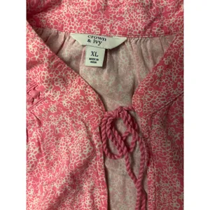 Crown & Ivy Dress XL Pink Floral Ruffle Hem Tassel Boho Preppy Shift thumbnail 2