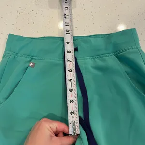 FIGS Zamora Jogger Scrub Pants in Surgical Green Size XS‎ Petite thumbnail 9