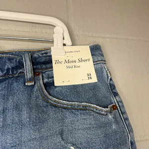 NWT Abercrombie & Fitch The Mom Short Mid Rise Distressed Women’s Size 16/33 thumbnail 3