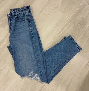 American Eagle Strigid High Waisted Ripped Mom Jean Size 4 Regular thumbnail 1