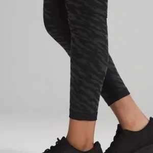 lululemon Wunder Under Lunar New Year HR 25” leggings in Black Tiger sz 0 thumbnail 3