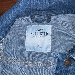 Hollister Dark Wash Crop Denim Jacket in Size Medium thumbnail 3