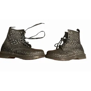 Dr. Martens Women’s Vonda Brause Black Leather Floral Flower Print Ankle Boots 8 thumbnail 5