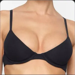 SKIMS Plunge Bra thumbnail 5
