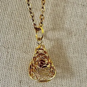 Vintage Gold-Tone Teardrop Filigree Necklace with Dark Cabochon Accent thumbnail 5