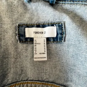 Forever 21 Cropped Jean Jacket with Buttons lightweight distressed Medium thumbnail 5