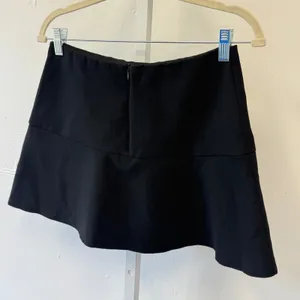 Zara Woman Black Ruffle Tiered Mini Skirt Size Medium Flounce Hem Hidden Zip thumbnail 4