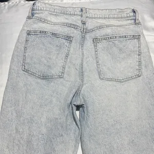 Universal Thread Light Wash Relaxed Men’s Jeans thumbnail 2