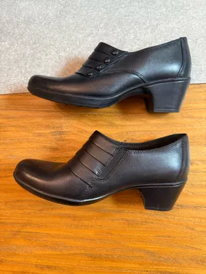 Clarks Bendables Ingalls Falls Black Leather Ruched Button Ankle Bootie Size 7.5 thumbnail 4