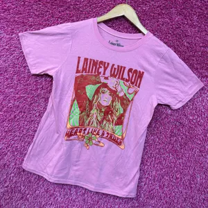 Lainey Wilson Heart Like a Truck Groovy Country Womens Top M thumbnail 3