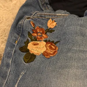 a:glow Maternity over the bellyDenim Ankle Jeans with Embroidered Floral Accents thumbnail 3