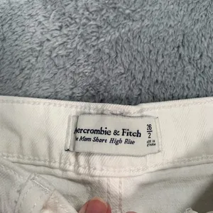 Abercrombie & Fitch the mom short high rise Jean Shorts white thumbnail 4