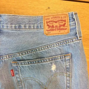 Levi’s 501 Jean shorts 32 button-fly medium wash distressed thumbnail 6