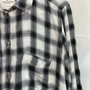 EUC American Eagle women’s black white‎ plaid relaxed boyfriend fit button shirt thumbnail 3