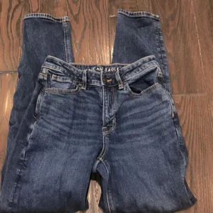 American eagle medium wash MOM jean size 4 long thumbnail 1