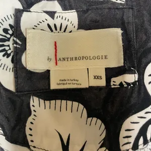 Anthropologie The Somerset FLATTERING Blouse Dark Floral Gray & Black, Size XXS thumbnail 3
