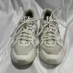 ON On Clouds The Roger Clubhouse Pro Sneakers, White Ice, Size 9 Womens thumbnail 2