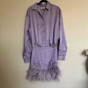 House of CB ‘Tyra’ Feather Trim Long Sleeve Satin‎ Mini Shirt Dress Orchid NWOT thumbnail 3