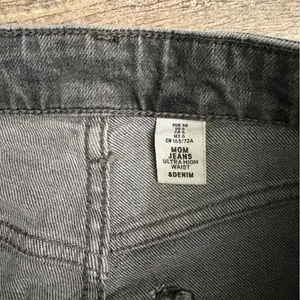 H&M Black mom jeans size 6 mom jeans thumbnail 4