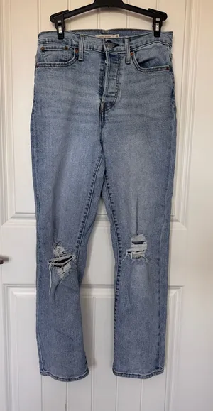 Levi’s Wedgie Straight Jeans 28x28 High Rise‎ Distressed Light Wash thumbnail 1