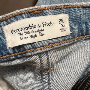 Abercrombie & Fitch 90’s Straight Ultra High Rise Jeans thumbnail 2