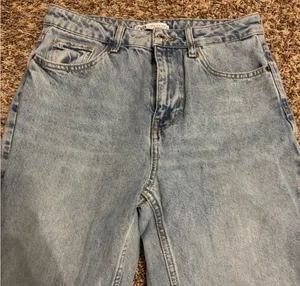 ZARA High Rise Straight Leg Jeans with Raw Hem – Size 6 / 28 thumbnail 1