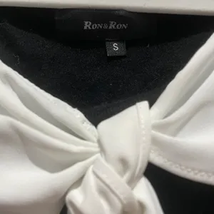 Long sleeve black blouse with white collar bow Size XXS thumbnail 4