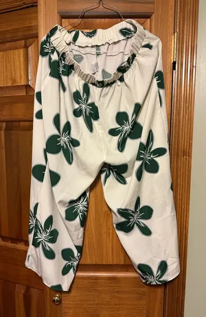 No brand women’s 1xl white with green & white flowers brand new never been used thumbnail 1