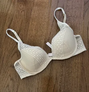 NWOT Victoria’s secret incredible lightly lined lace plunge bra 32C cream color thumbnail 1