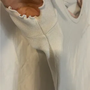 Abercrombie and Fitch White Ruffle Shirt size XS thumbnail 5