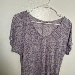 New York & Co Streetwear V-Neck‎ T-Shirt Light Purple thumbnail 2