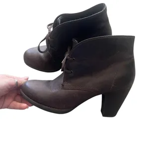 Clarks Indigo Women's‎ Size 8.5 M Brown Leather 3 Inch Heel Tie Ankle Booties thumbnail 5