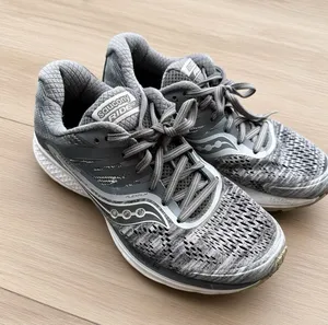 Saucony Ride 10 Everun Gray Running Shoes Women’s Size 7 thumbnail 1